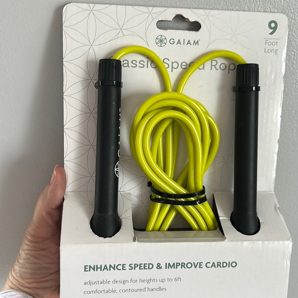 NWT GAIAMClassic Speed Rope. 9’ long-bright yellow & black. In cardboard package